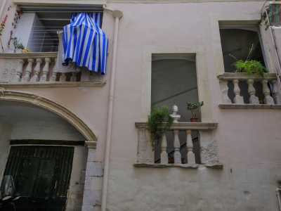 Sulla sinistra invece un ampio arcone d� accesso alla scalinata di palazzo Zeuli, impreziosita e illuminata da alcune finestre rettangolari con eleganti balaustre...